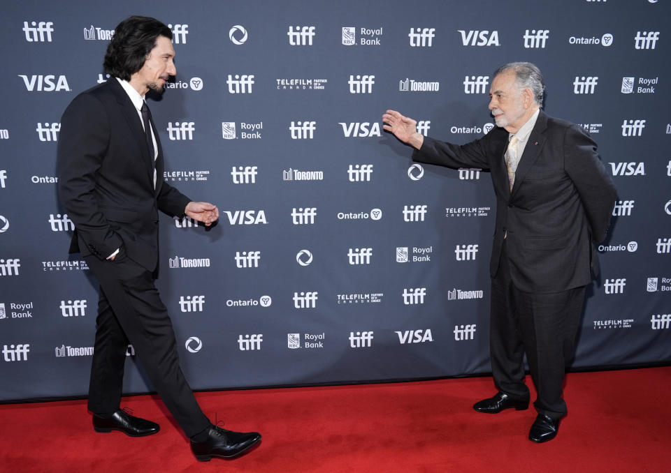 Francis Ford Coppola, derecha, escritor y director de "Megalopolis", saluda al miembro del elenco Adam Driver en el estreno norteamericano de la película en el Roy Thomson Hall durante el Festival Internacional de Cine de Toronto, el lunes 9 de septiembre de 2024, en Toronto. (Foto AP/Chris Pizzello)