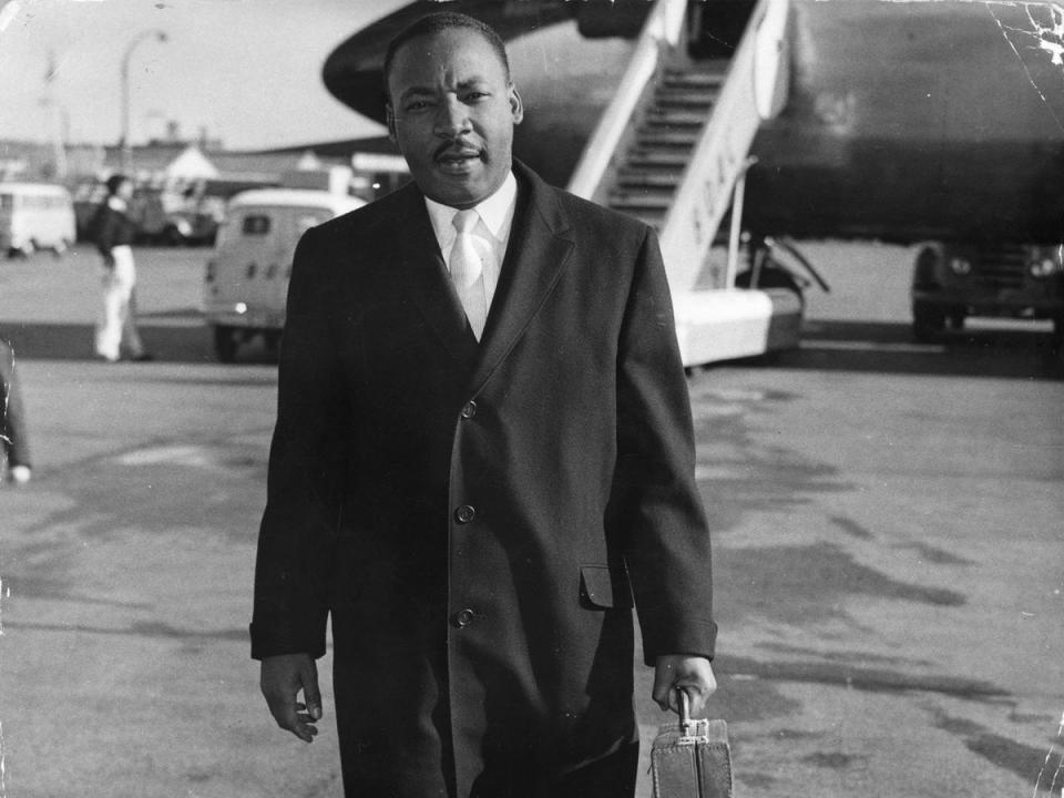 Martin Luther King: el activista estadounidense por los derechos civiles Martin Luther King (1929 - 1968) llegando al aeropuerto de Londres.  Está en Inglaterra para ser el orador principal en una reunión pública sobre el prejuicio racial y para aparecer en el programa de televisión de la BBC 'Face To Face' (Getty Images)