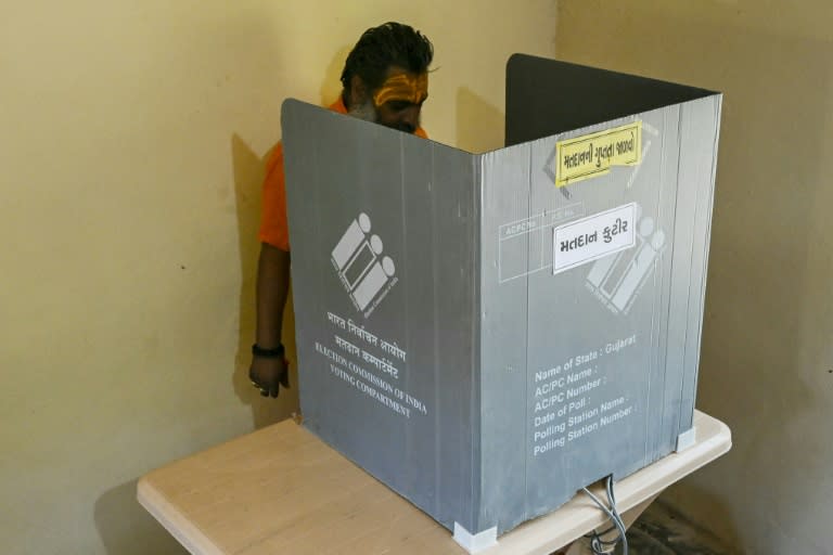 Le moine hindou Mahant Haridas Udaseen vote dans un isoloir spécialement installé pour lui, le 7 mai 2024 à Banej, dans l'Etat de Gujarat, en Inde (Indranil MUKHERJEE)