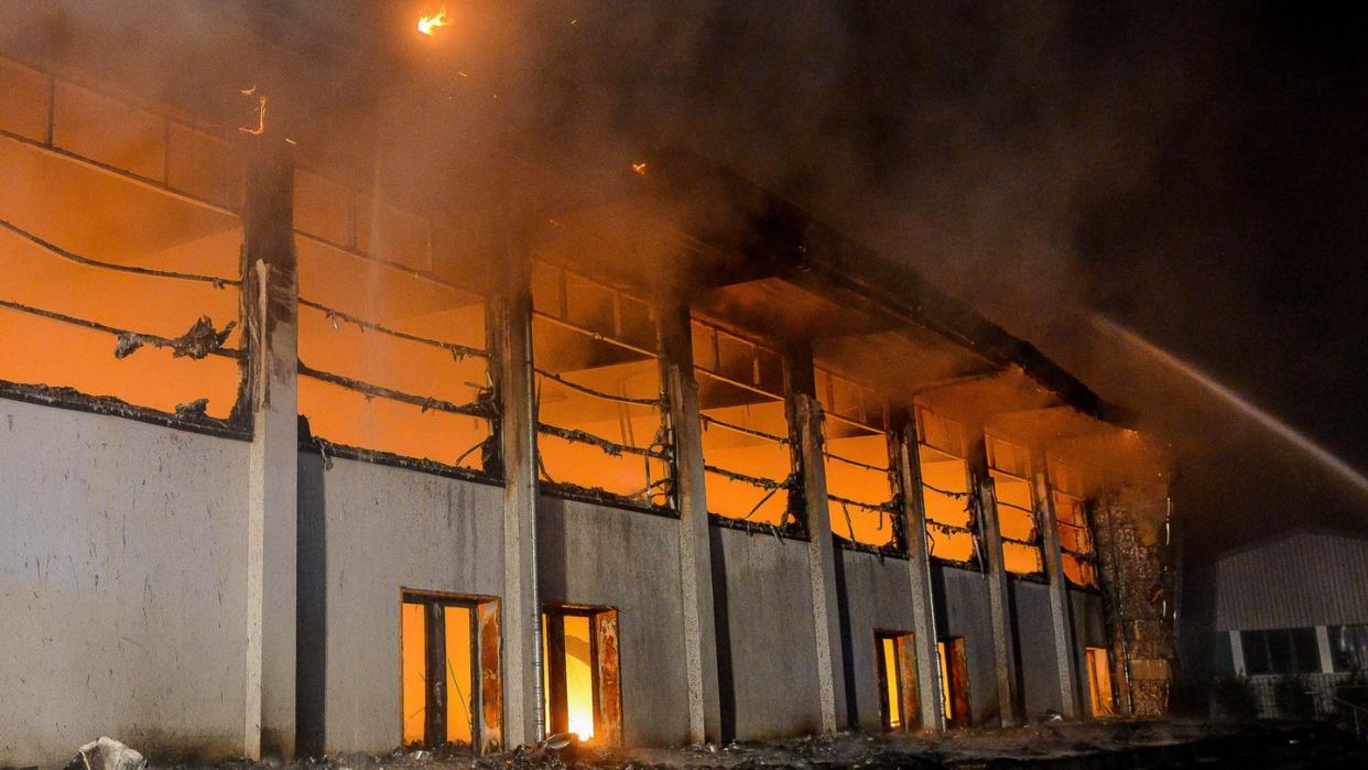 Blick auf die brennende Sporthalle in Nauen. Die Halle war als Notunterkunft für Flüchtlinge vorgesehen. Foto: Julian Stähle