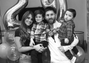 <p>El 26 de febrero, fue el jugador quien le dedicó un gran mensaje en Instagram a Antonella por su cumpleaños. “¡Feliz cumple mi vida! Te amamos”, le dijo con esta imagen del festejo en familia. Foto: <a rel="nofollow noopener" href="https://www.instagram.com/leomessi/?hl=es" target="_blank" data-ylk="slk:Instagram.com/leomessi/;elm:context_link;itc:0;sec:content-canvas" class="link ">Instagram.com/leomessi/</a> </p>