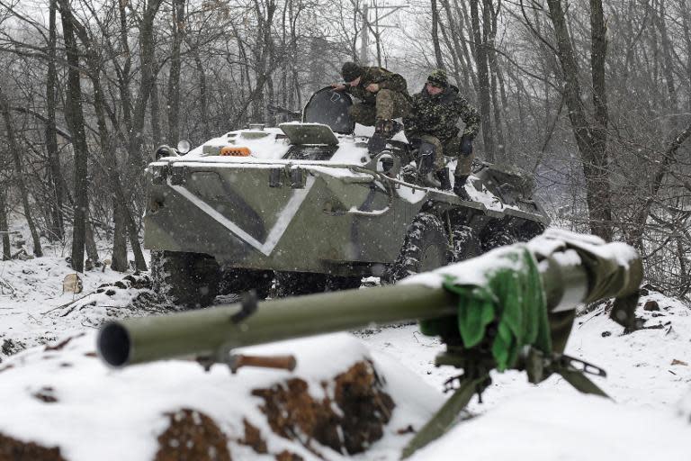Des soldats ukrainiens le 16 février 2015 à un point de contrôle dans la ville de Svitlodarsk dans la région de Donetsk