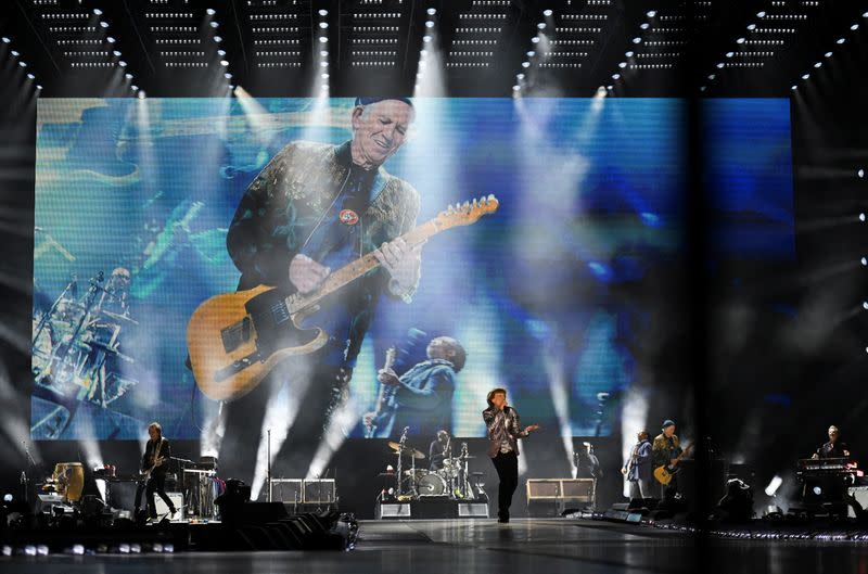 Mick Jagger, Ronnie Wood y Keith Richards de la banda de rock The Rolling Stones inician su gira 2024 Hackney Diamonds en el NRG Stadium de Houston, Texas, EEUU