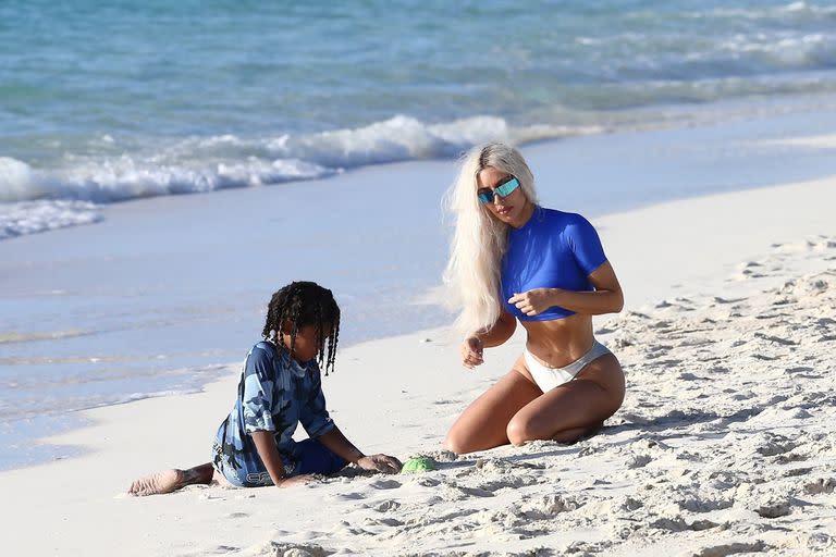 Kim Kardashian y uno de sus cuatro hijos, Saint, en el Caribe en julio pasado; la empresaria se esfuerza para que sus hijos no se enteren de los habituales comentarios inapropiados de su padre, la estrella del rap Kanye West