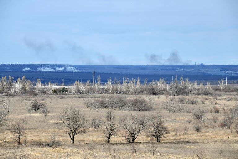El humo se eleva sobre áreas cerca de la ciudad de Avdiivka en la parte controlada por Rusia de la región de Donetsk el 19 de febrero de 2024. 