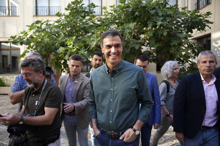 Pedro Sánchez sale de su lugar de votación, en Madrid