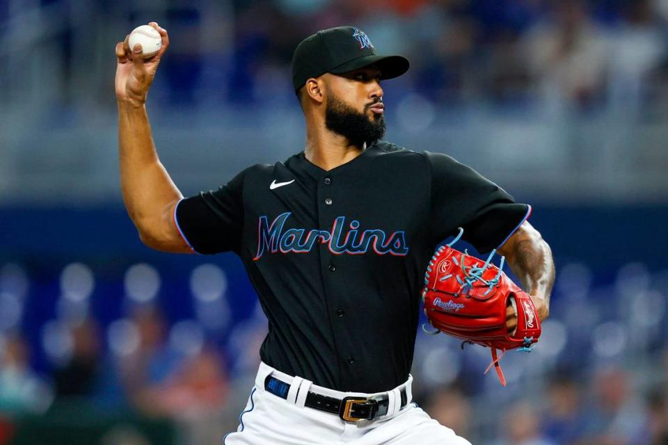 El lanzador de los Marlins de Miami Sandy Alcántara (22) lanza la bola durante la tercera entrada de un partido de la MLB contra los Phillies de Filadelfia en el parque loanDepot en el barrio de La Pequeña Habana de Miami, Florida, el viernes 15 de julio de 2022.