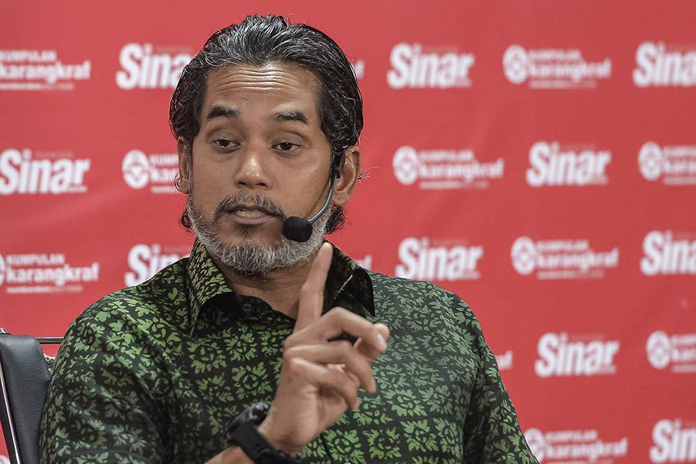 Rembau MP Khairy Jamaluddin speaks during a Bicara Minda session in Shah Alam on April 29, 2019. — Picture by Miera Zulyana