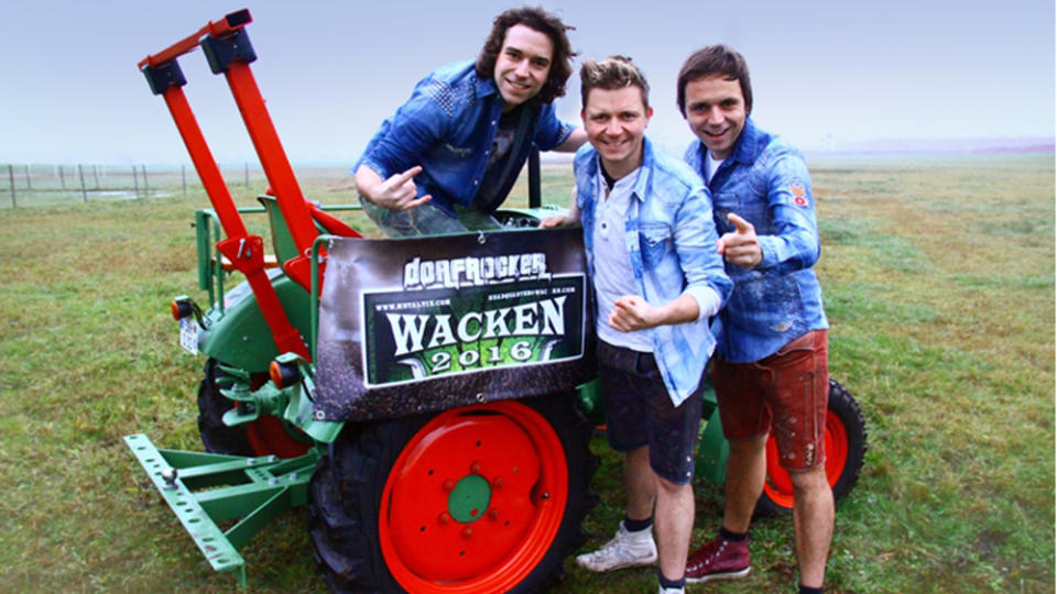Mit dem Traktor nach Wacken? Die Brüder Philipp, Tobias und Markus Thomann (v.l.n.r.) spielen 2016 auf dem größten Heavy-Metal-Festival der Welt