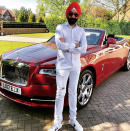 <p>Arbeite hart, sei ehrlich und inspiriere andere – so lautet das Lebensmotto von Unternehmer Singh Reuben. Seine große Leidenschaft sind Autos, vornehmlich Rolls Royce, von denen er eine ansehnliche Sammlung besitzt. Fast in jeder Farbe einen. Deshalb gilt: Er hat immer das passende Auto zu seinen Accessoires, nicht umgekehrt. (Bild: Instagram/manuelax) </p>