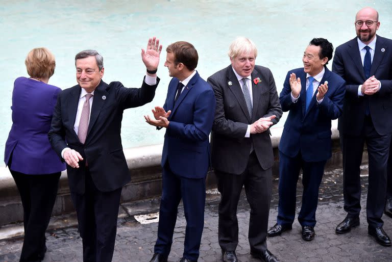 Mario Draghi, junto a mandatarios europeos. (Photo by Andreas SOLARO / AFP)