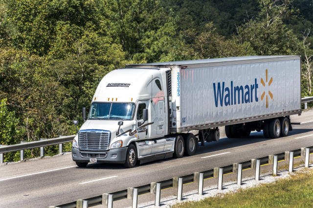 Na contramão do varejo, Walmart aumenta salário dos caminhoneiros