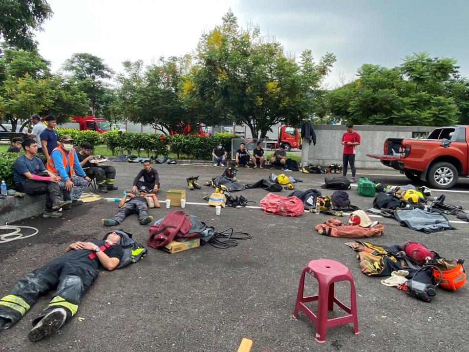 漏夜搜救，消防人員累到直接躺在空地上小睡休息。（圖：溫蘭魁攝）