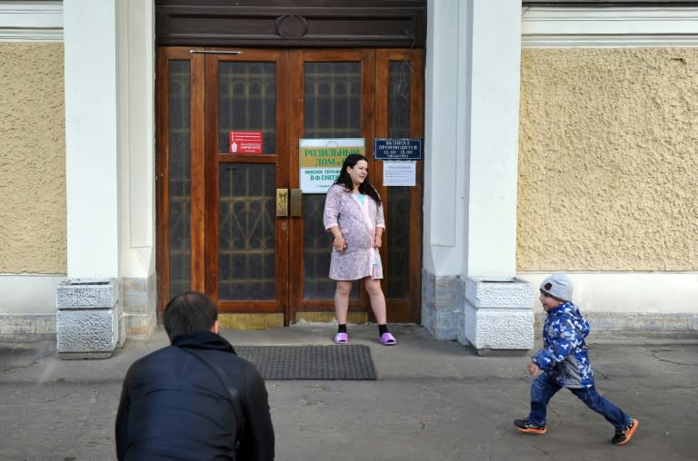 Una mujer embarazada, a las puertas de la Maternidad de San Petersburgo, en Rusia, el 10 de junio de 2016 (Olga Maltseva)