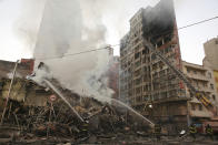 <p>Firefighters work in the the rubble of a building that caught fire and collapsed in Sao Paulo, Brazil, Tuesday, May 1, 2018. (Photo: Andre Penner/AP) </p>