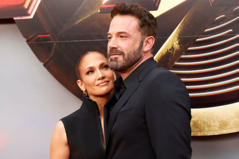 Jennifer Lopez y Ben Affleck, miradas cómplices en la avant premiere de The Flash