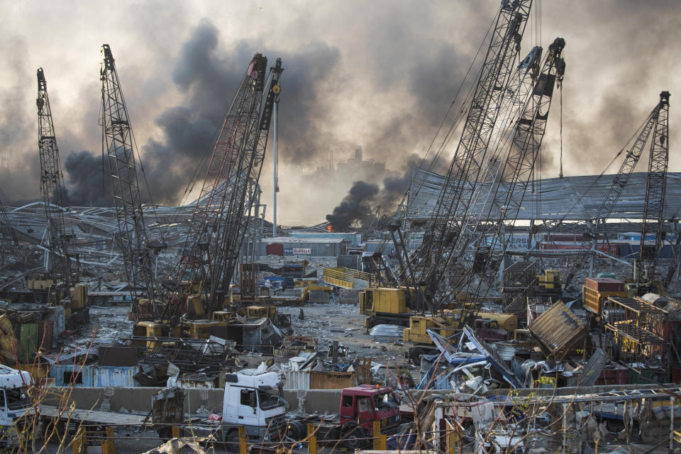 Columnas de humo se levantan tras una enorme explosión en Beirut, Líbano, el martes 4 de agosto de 2020. (AP Foto/Hassan Ammar)