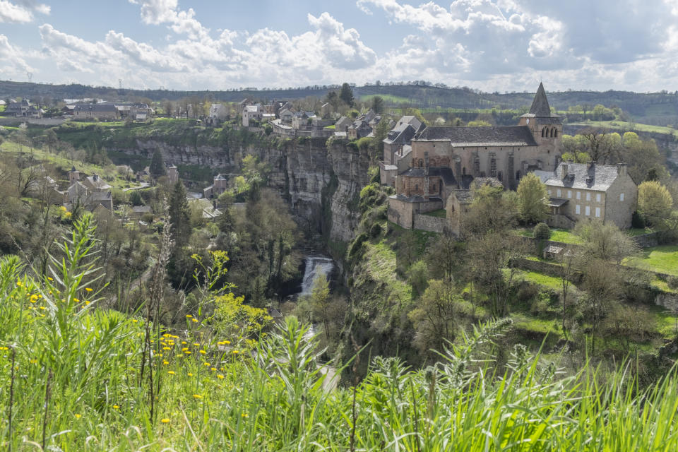 En el departamento de Aveyron, al sur de Francia, se encuentra el pueblo de Bozouls, un lugar mágico en el que los edificios se encuentran situados al borde de un acantilado a más de 100 metros de altura. (Foto: Getty Images).