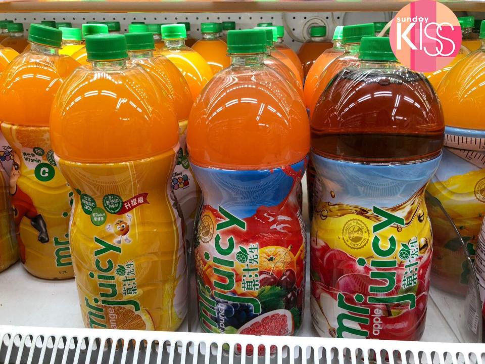 （左起）菓汁先生橙汁飲品、雜果賓治飲品、富士蘋果汁飲品