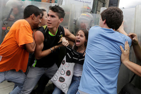 Opposition supporters clash with Venezuelan National Guards during a rally to demand a referendum to remove President Nicolas Maduro in Caracas, Venezuela June 7, 2016. REUTERS/Marco Bello