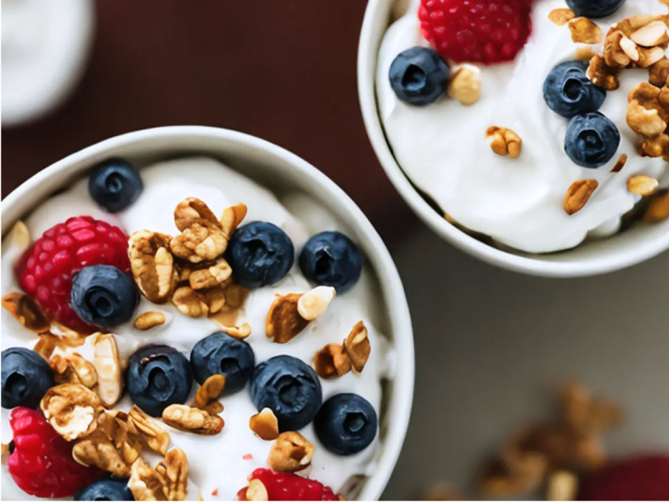 Joghurt mit Beeren und Nüssen. - Copyright: Getty