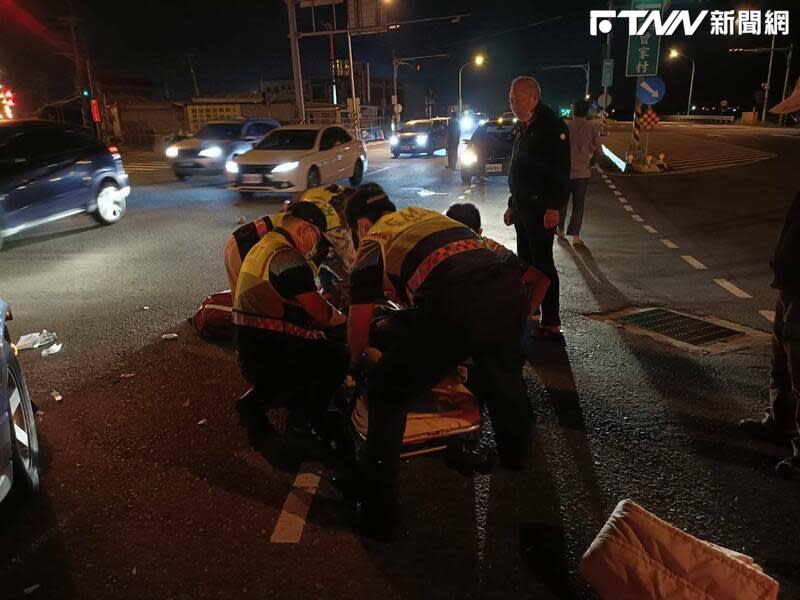 彰化縣伸港鄉陳姓3姊弟走在斑馬線上遭休旅車撞擊，姊妹2人一度失去呼吸心跳，男童則腳踝扭傷，緊急送往醫院救治。（圖／記者爆料網）