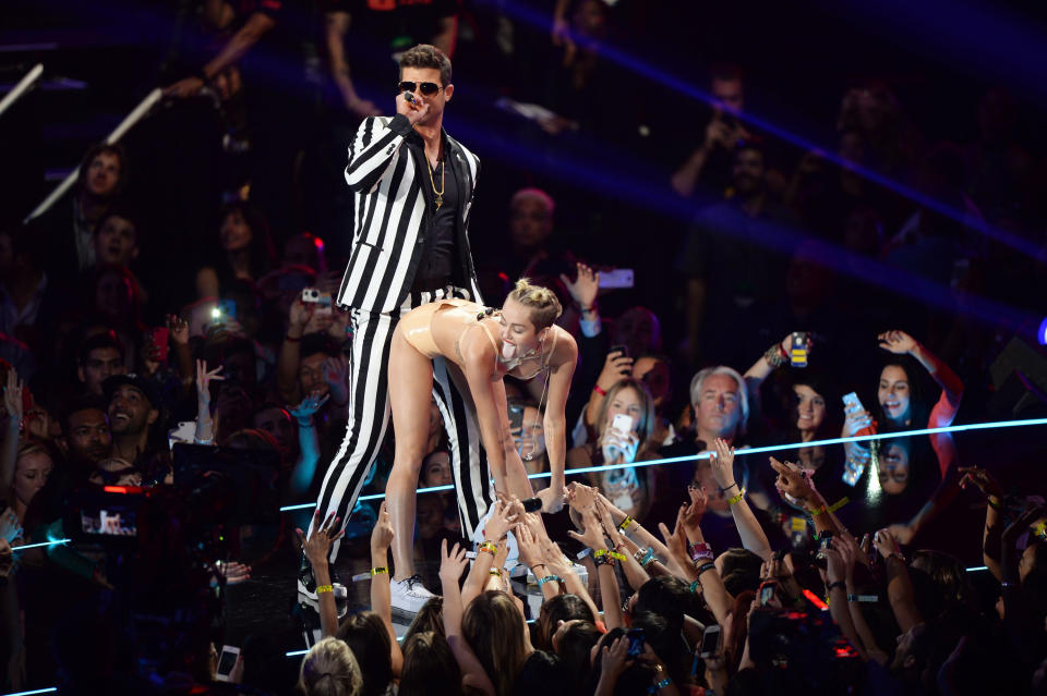 Miley Cyrus twerks on Robin Thicke