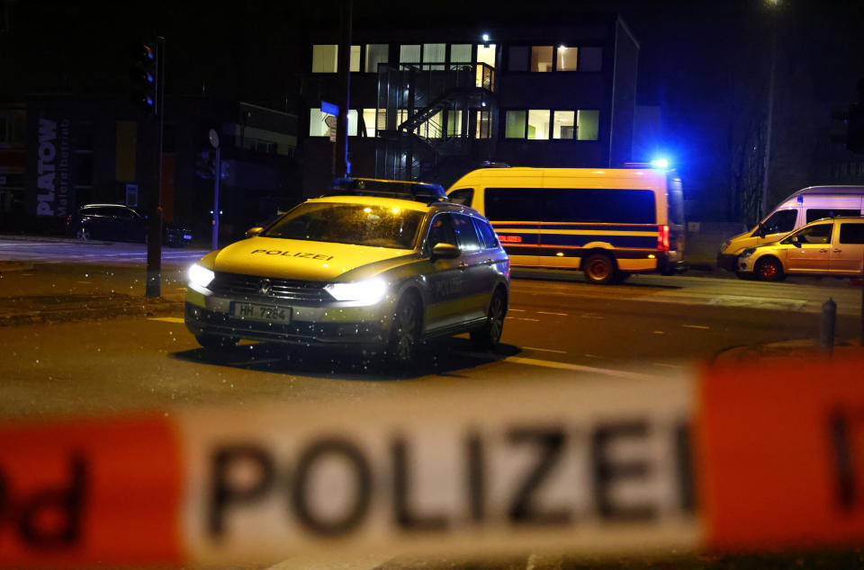 Zahlreiche Polizeifahrzeuge in Hamburg am Tatort (REUTERS/Fabrizio Bensch)