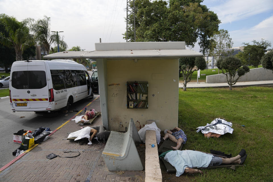 Civiles asesinados por insurgentes palestinos, tendidos sobre el piso en Sderot, Israel, el 7 de octubre de 2023. (AP Foto/Ohad Zwigenberg)