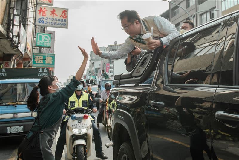 黃偉哲車掃時碰到熱情民眾送上珍珠奶茶「應援」（圖／翻攝自黃偉哲臉書）