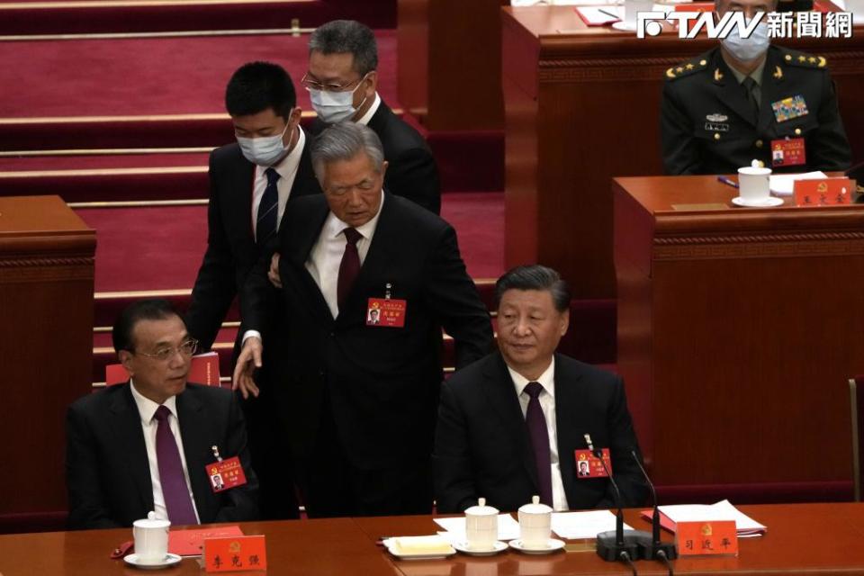 去年10月，中共第20次全國代表大會期間，前中國國家主席胡錦濤因未明原因被架離會場的情景引起廣泛的關注。（圖／美聯社）