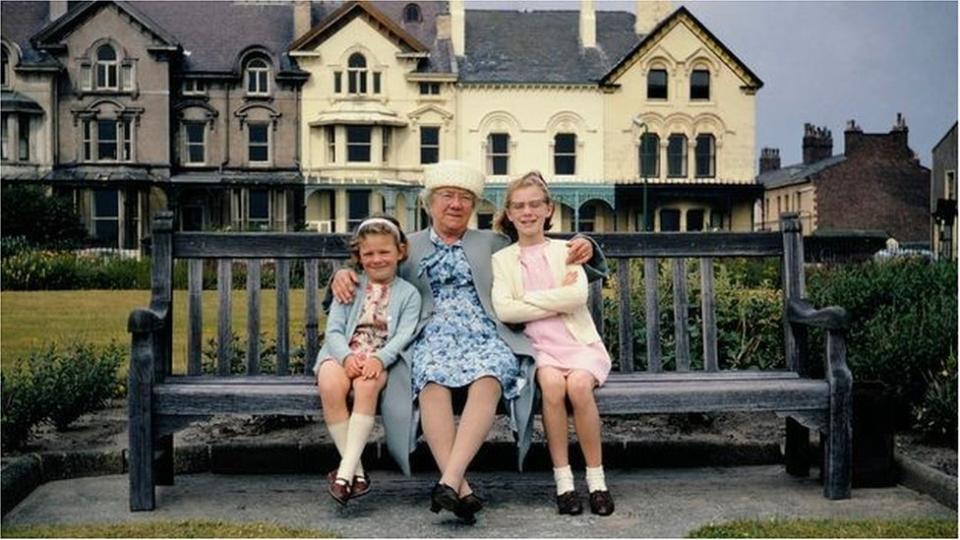 Una mujer mayor con dos niñas