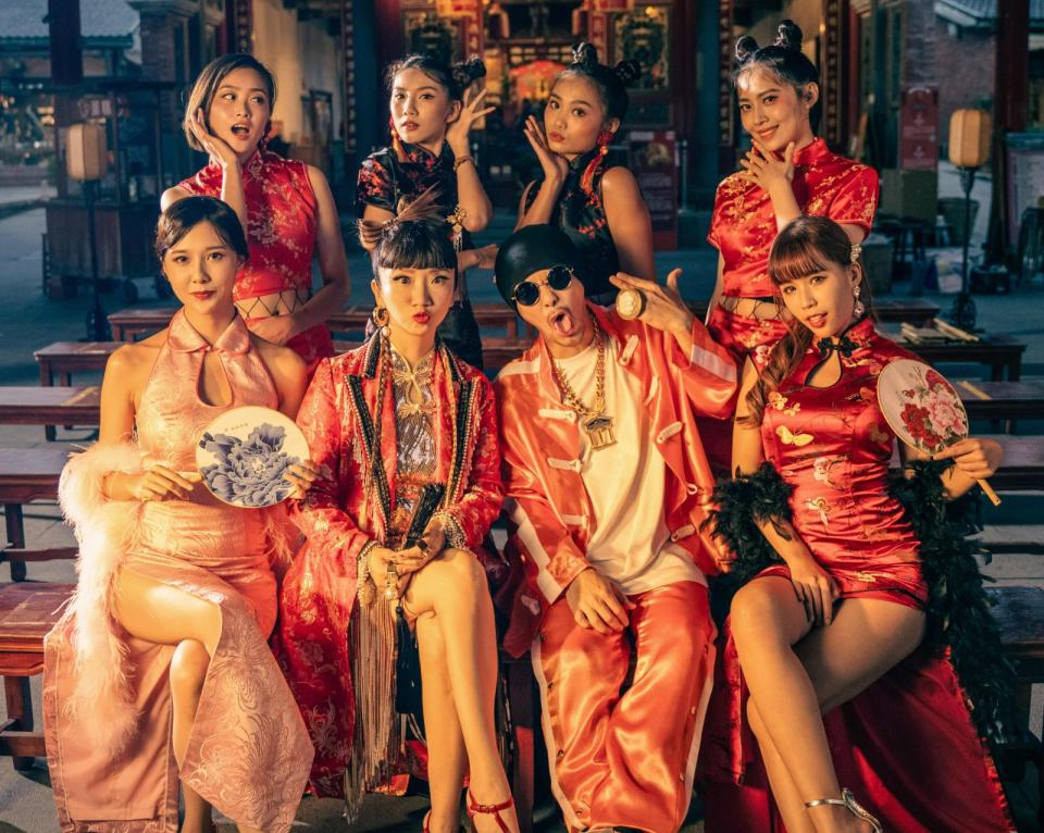 黃明志（前排右二）與陶晶瑩（前排左二）一起拍〈十個男人〉MV。亞洲通文創提供