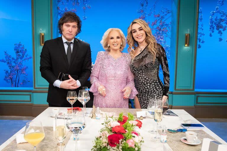 Los primeros invitados en el regreso de Mirtha Legrand a la televisión  
fueron Javier Milei, y su novia, la imitadora Fátima Florez