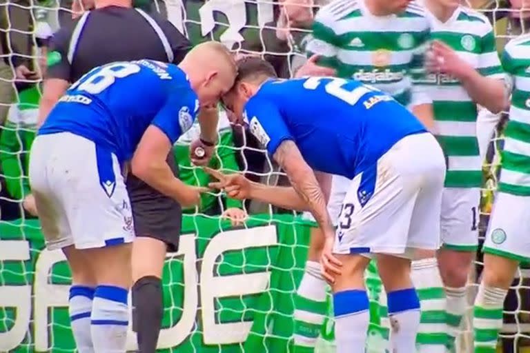 Jugadores del St Johnstone FC deciden con un "Piedra, papel o tijera" quién va a patear el tiro libre.