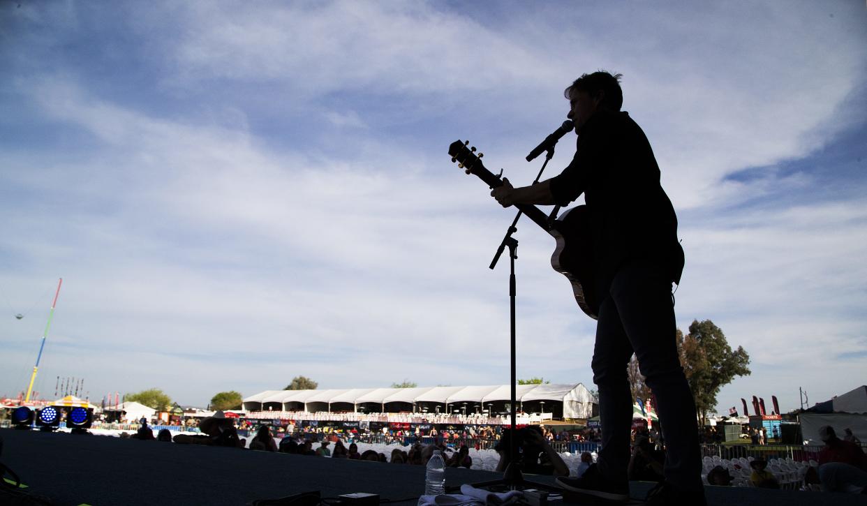 Bryan White performs second at Country Thunder Arizona Music Festival, Thursday, April 5, 2018.