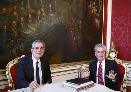 Austrian President Heinz Fischer (R) meets with President-elect Alexander Van der Bellen in his office in Vienna, Austria, May 24, 2016. REUTERS/Leonhard Foeger