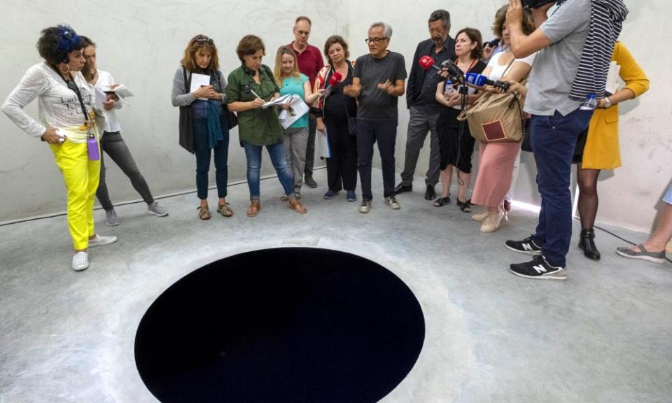 Anish Kapoor beside his work Descent into Limbo at the July launch of the Serralves museum exhibition. 