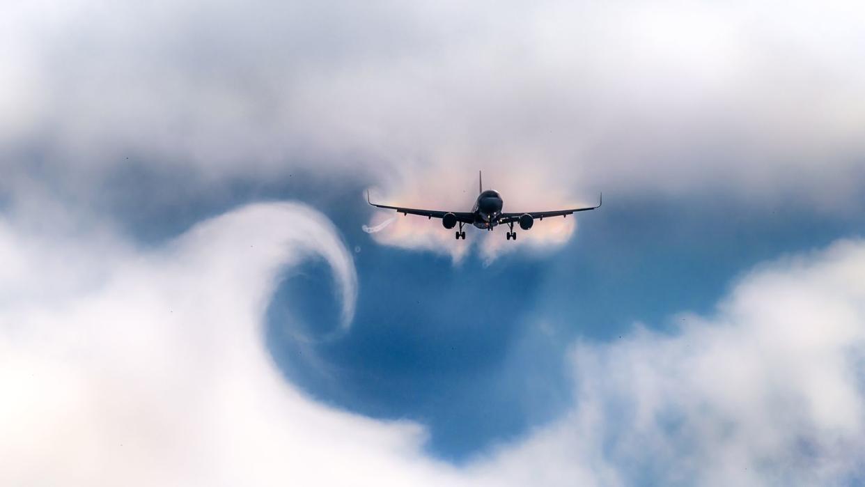cloud curve from wake turbulence after plane pass by
