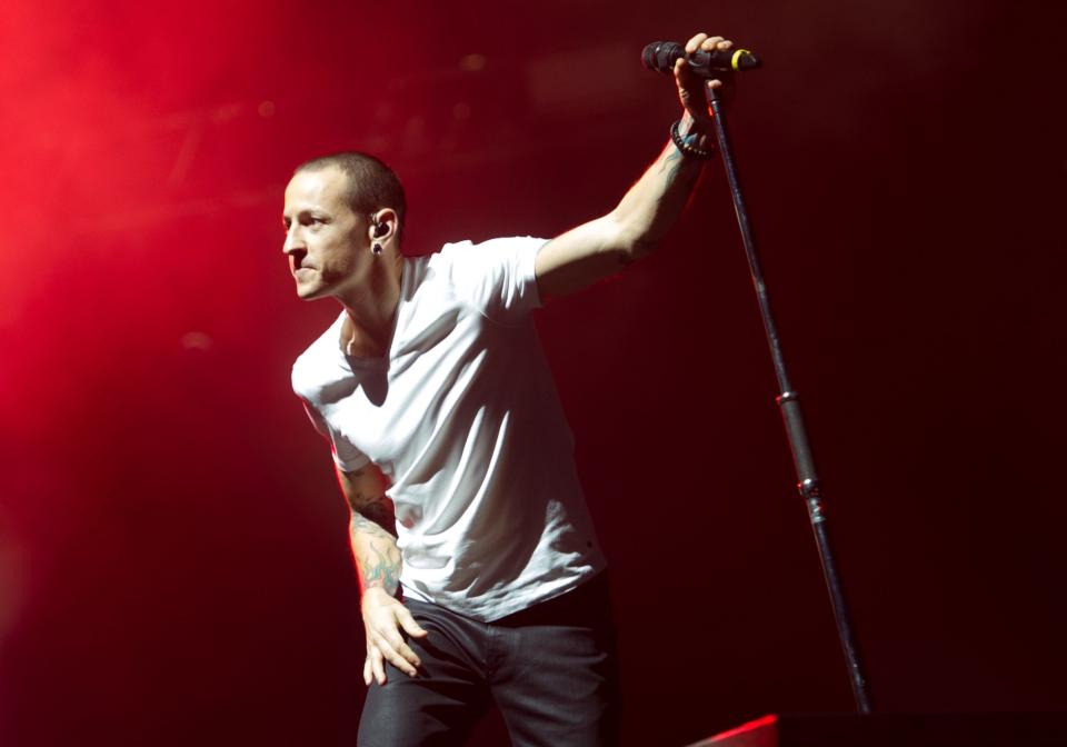 <p>Bennington performs on stage at Wembley Arena in 2003. (REX/Shuttershock) </p>