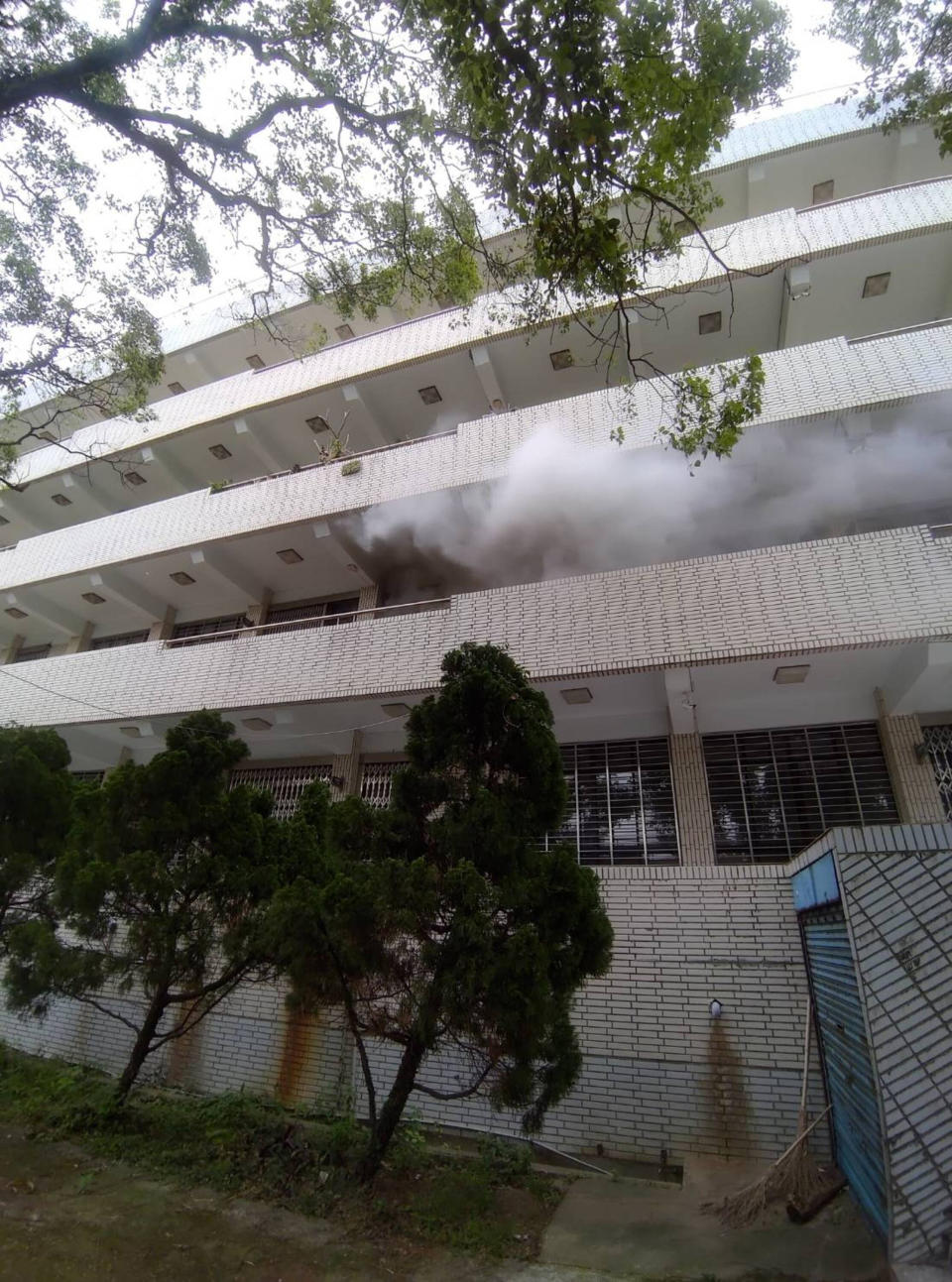 新竹高中化學實驗室10日發生火警，初步調查現場為不知名化學物品罐子起火，幸無人傷亡。
中央社（民眾提供）