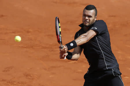 Jo-Wilfried Tsonga of France returns the ball to Kei Nishikori of Japan during their men's quarter-final match during the French Open tennis tournament at the Roland Garros stadium in Paris, France, June 2, 2015. REUTERS/Jean-Paul Pelissier