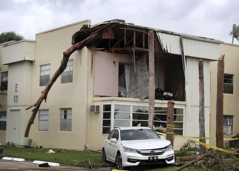 Un departamento dañado por los fuertes vientos generados por el huracán Ian en la comunidad Kings Point, en Delray Beach, Florida, el miércoles 28 de septiembre de 2022. (Carline Jean /South Florida Sun-Sentinel via AP)