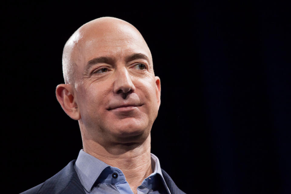 <p>E’ il più ricco di tutti e in un anno ha guadagnato come mai nessuno prima. Jeff Bezos per Forbes è l’uomo più ricco al mondo con un patrimonio di 112 miliardi di dollari, 39,2 in più rispetto al 2016. (Credits – Getty Images) </p>