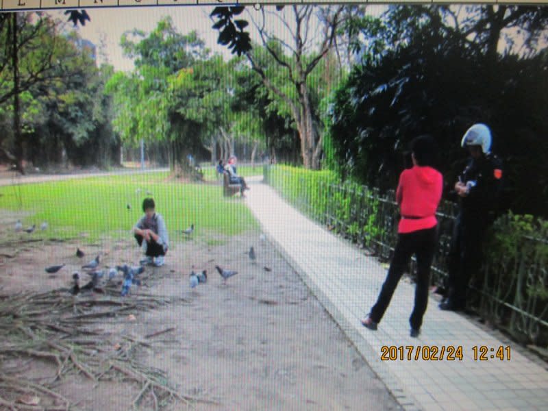 台北市政府公園駐警勸導取締民眾餵食野鴿。（台北市政府）.jpg