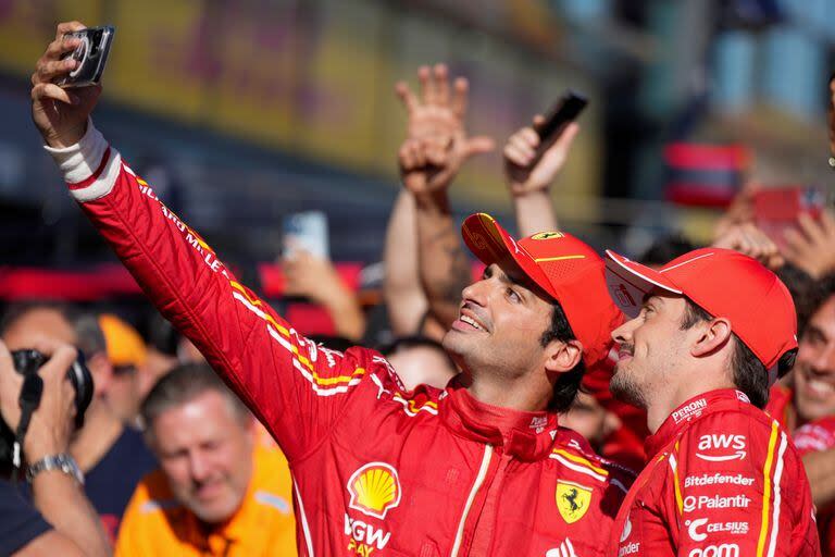 Carlos Sainz Jr. junto a su compañero Charles Leclerc, durante la celebración de su éxito en el Gran Premio de Australia 2024; el monegasco lanzó elogios sobre quien a fin de año se marchará de Ferrari