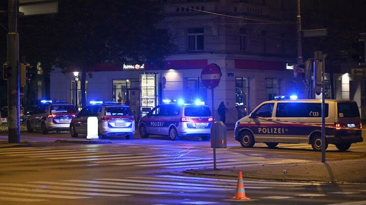 Die Polizei hat den 1. Bezirk in der Hauptstadt abgesperrt. Foto: dpa