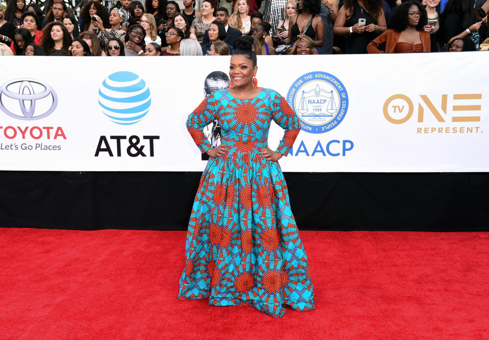 <p>Mit dieser farbenfrohen Robe überstrahlte Aktrice Yvette Nicole Brown alle: Das blaue A-Linien-Kleid mit orangefarbenen geometrischen Mustern war einen echter Hingucker bei den „NAACP Image Awards“. (Bild: AP Photo) </p>