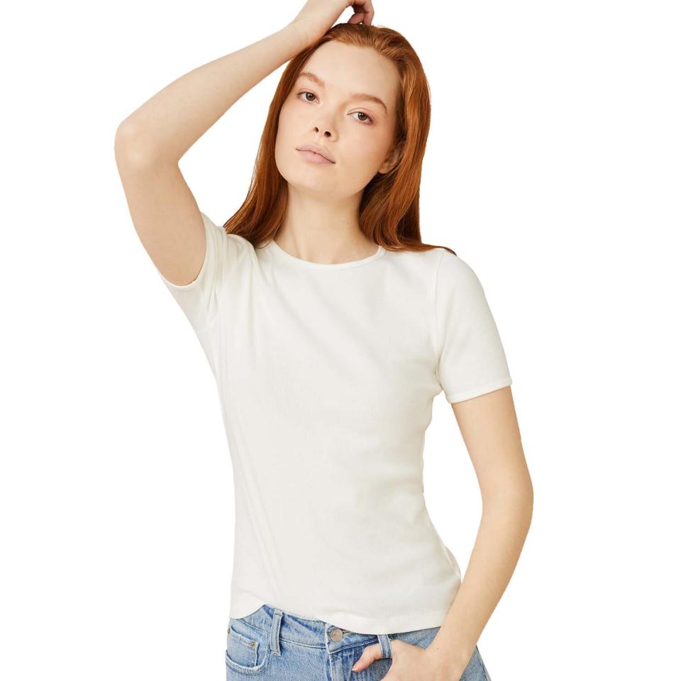 woman wearing white t-shirt and light blue jeans