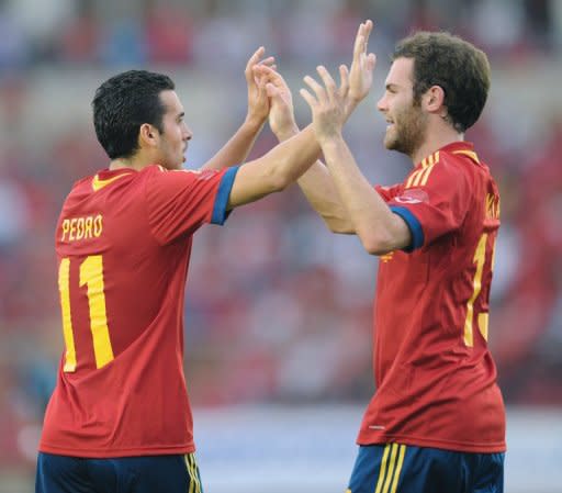 El atacante Pedro Rodríguez (I) celebra con su compañero de equipo Juan Mata uno de los goles de España sobre Panamá, en partido amistoso jugado el 14 de noviembre de 2012 en Ciudad de Panamá. (AFP | rodrigo arangua)
